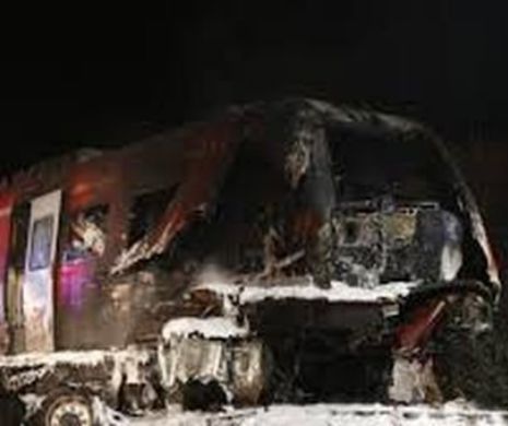 Un camion care transporta un vehicul militar american a fost lovit de tren. Şoferul român şi mecanicul au murit | VIDEO