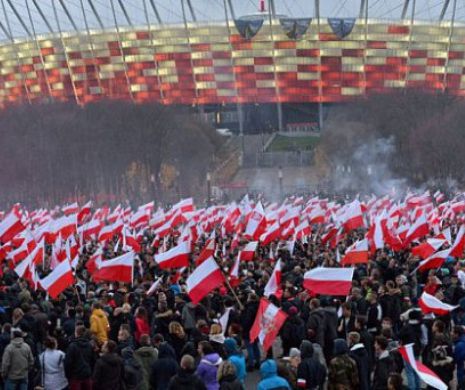 50.000 de oameni au IEŞIT în stradă în VARŞOVIA. Se strigă pentru democraţie