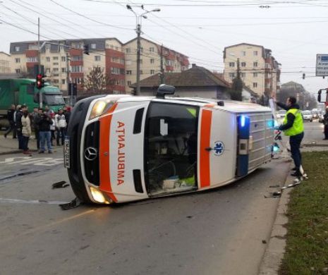 Accident TERIBIL. O Ambulanță care tocmai plecase din spital s-a dat peste cap I FOTO