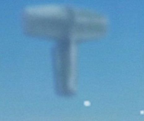 Cel mai CIUDAT OZN zărit VREODATĂ pe cer. Obiectul neidentificat a fost filmat dintr-un avion | VIDEO