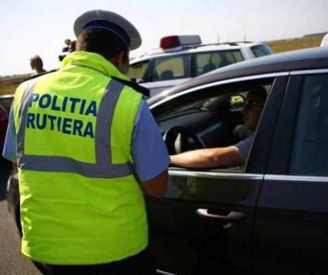 Doi bărbaţi, reţinuţi de DNA după ce au oferit mită un autoturism BMW X6 unui poliţist