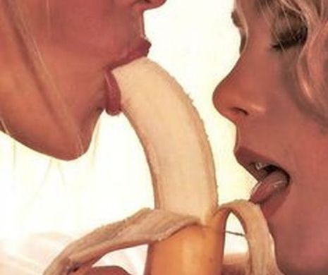 Femeia şi banana, COMBINAŢIA OBSCENĂ care ÎNNEBUNEŞTE BĂRBAŢII. Felul neruşinat în care fructul este BĂGAT ÎN GURĂ n-are nevoie de comentarii – Galerie foto SUPER HOT