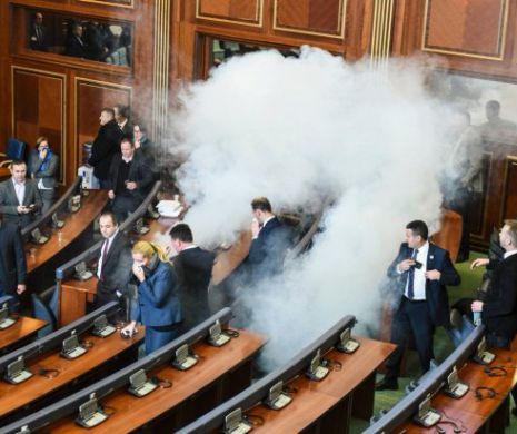 Gaze LACRIMOGENE în Parlamentul din Kosovo! Imagini ULUITOARE
