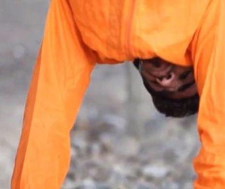 Imagini inspaimantatoare, marca ISIS. Cum a fost executat acest barbat, in timp ce atarna cu capul in jos de un copac