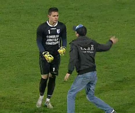 INCREDIBIL. Un portar din România a fost bătut de un suporter care a intrat pe teren în timpul meciului