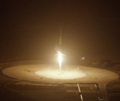 Moment REVOLUŢIONAR: racheta companiei americane SpaceX a aterizat, în siguranţă, la punct fix pe Terra | GALERIE FOTO şi VIDEO