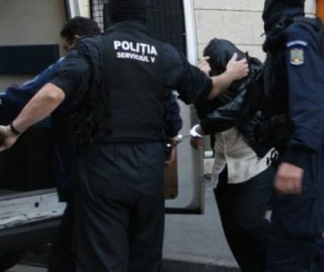 Percheziții de AMPLOARE în București. Mai mulți polițiști și instructori auto au fost RIDICAȚI de procurori