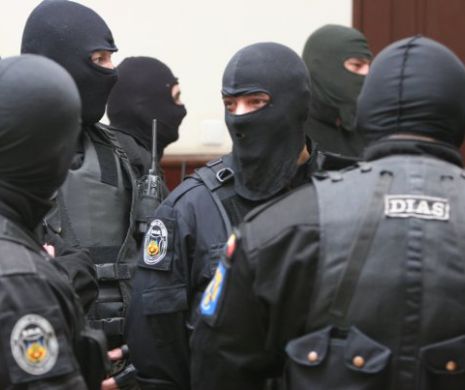 PERCHEZIȚII la SPĂRGĂTORI DE LOCUINȚE. Polițiștii din Prahova au descins la un CUIB DE HOȚI din Valea Călugărească