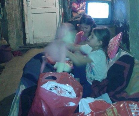 Povestea dură a gemenelor din Turda crescute cu greu de o mamă singură care adună sticle de plastic din gunoaie. Fetele merg la școală și învață