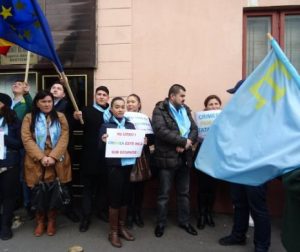 Protest al tătarilor la Consulatul Rusiei din Constanţa: „Cerem eliberarea Crimeei !"