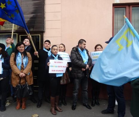 Protest al tătarilor la Consulatul Rusiei din Constanţa: „Cerem eliberarea Crimeei !”