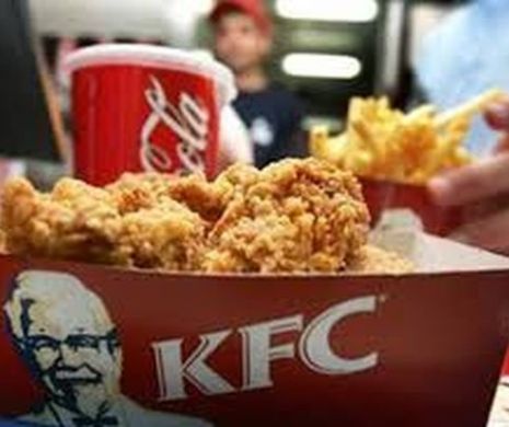 SCANDAL MONSTRU la KFC. O femeie a fost AZVÂRLITĂ afară dintr-un restaurant | VIDEO