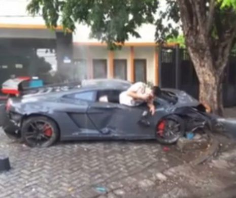 Scene dramatice la locul unui groaznic accident produs de un ŞMECHER cu Lamborghini. Victimele urlă de durere iar ŞOFERUL stă pe TELEFON | VIDEO si GALERIE FOTO