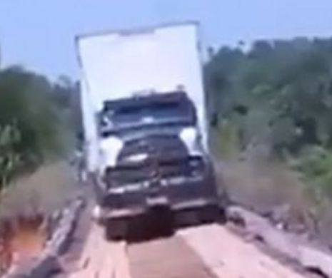 Accident ÎNGROZITOR. Un camion a căzut într-o PRĂPASTIE după ce podul pe care trecea s-a RUPT | VIDEO