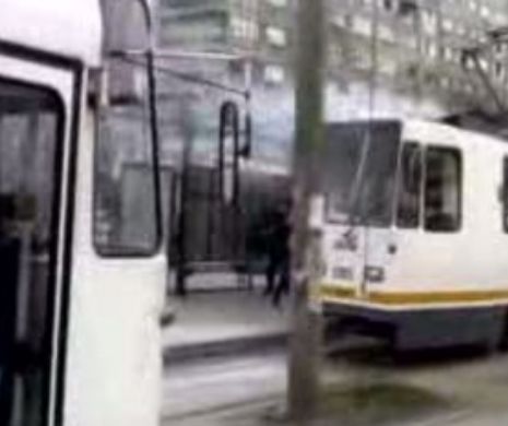 ACCIDENT TERIBIL! Un tramvai a LOVIT DOI OAMENI, în București. Un bărbat se află SUB VAGON