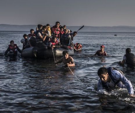 Autorităţile turce sprijină traversările periculoase ale miilor de migranţi care vin spre Europa. Motivele pentru care TURCIA lasă mii de oameni să se REVERSE peste EUROPA