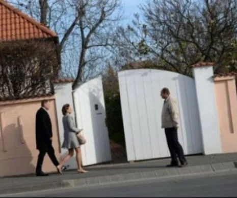 Doi turişti care fotografiau casa lui Iohannis de la Sibiu au fost SĂLTAŢI de Jandarmerie