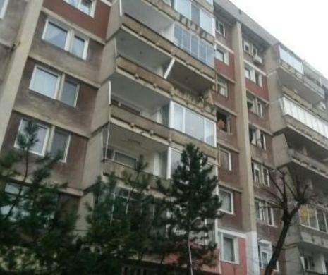 Explozie într-un bloc din Brașov. O bătrână de 84 de ani a fost transportată la spital în stare de ȘOC