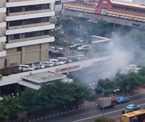 EXPLOZII şi FOCURI de armă la Jakarta. Cel puţin patru persoane au murit