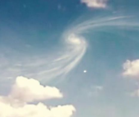 Imagini INCREDIBILE. Un OZN dispare într-un VÂRTEJ  de nori | VIDEO