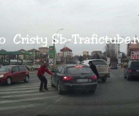 Imagini soc in Romania. A mers la masina unui sofer cu care s-a sicanat si a vrut sa deschida usa. Ce a urmat l-a facut sa regrete