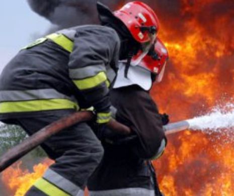 Incendiu puternic la o cabană din judeţul Braşov. Turiştii erau tineri între 18 şi 20 de ani