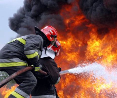 Incendiu PUTERNIC la parterul unui bloc din Braşov. Toţi locatarii au fost EVACUAŢI