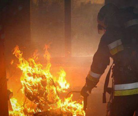 Incendiu uriaș, la Constanța. Un mort și doi răniți de la lumânare lăsată aprinsă