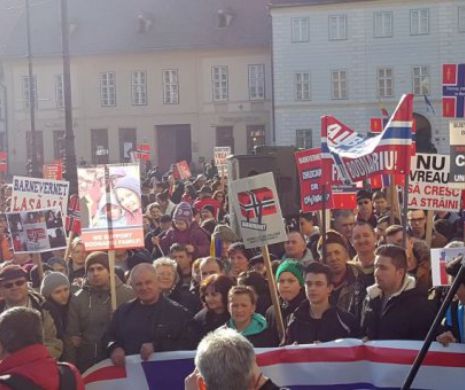 Jurnaliştii norvegieni au asistat la un PROTEST MASIV împotriva Barnevernet, la Sibiu. MII de oameni au participat la un MARŞ de suţinere a familiilor cărora statul norvegian LE-A LUAT COPIII | VIDEO