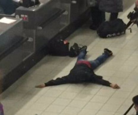 Moment DRAMATIC pe aeroportul din Amsterdam. Un britanic a fost arestat după ce a AMENINȚAT pasagerii: "Am o BOMBĂ"