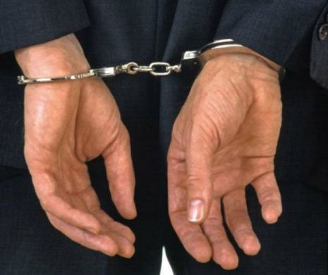 Ofițerul de poliție din Suceava prins în flagrant de procurorii DNA luând mită a fost arestat