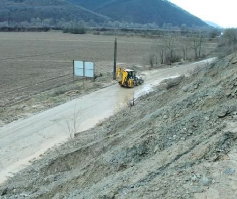 Probleme la autostrada Lugoj – Deva. Un drum de acces la traseul autostrăzii s-a prăbuşit peste un drum judeţean