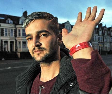 Solicitanţii de azil din Cardiff sunt REVOLTAŢI că trebuie să poarte BRĂŢĂRI colorate pentru a primi HRANĂ gratuit