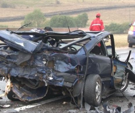 Un mort şi patru răniţi în București după ce şoferul a intrat cu maşina în stâlp