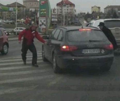 Un salvamontist a făcut SCANDAL în trafic şi a distrus o maşină, după ce tot el a tăiat calea unui alt şofer. Salvamont Sibiu au declanşat o anchetă | VIDEO