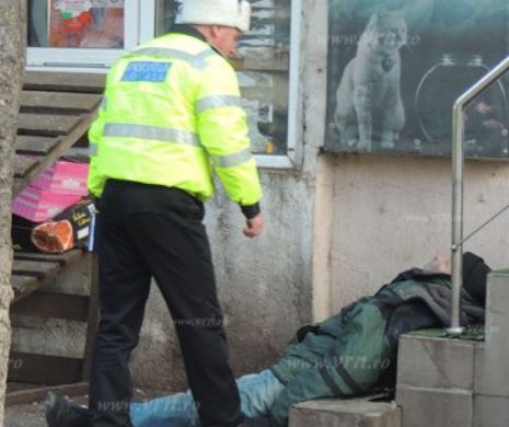 VASLUI. Cum s-au certat poliţiştii cu ambulanţierii la capul unui om pe moarte