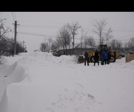 Vrancea: Şapte autoturisme în care se află aproximativ 20 de persoane, blocate în zăpadă pe DN 23