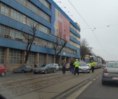 AACIDENT în Bucureşti. Un poliţist a fost RĂNIT