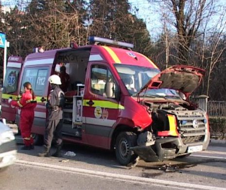 ACCIDENT în București. O ambulanță SMURD a fost LOVITĂ ÎN PLIN de o mașină condusă de o femeie