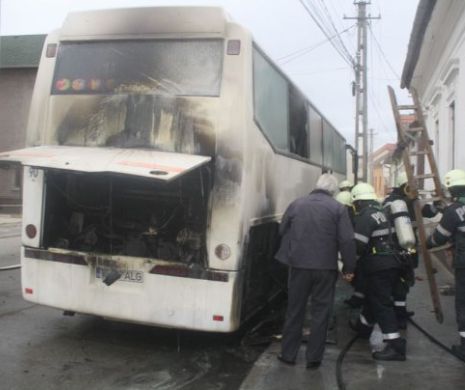 Autobuz în FLĂCĂRI. Pompierii au avut nevoie de măști pentru a interveni