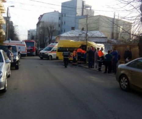 CINCI copii au fost răniţi într-un ACCIDENT în care a fost implicat un microbuz şcolar. O educatoare a MURIT