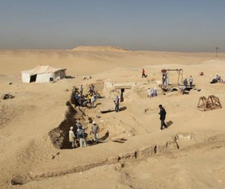 Descoperire epocală în apropierea piramidelor. O navă funerară a fost găsită în nisip