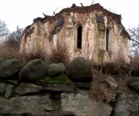 Descoperire extraordinara intr-o biserica ruinata din Transilvania. Ce s-a vazut pe perete dupa ce a cazut tencuiala