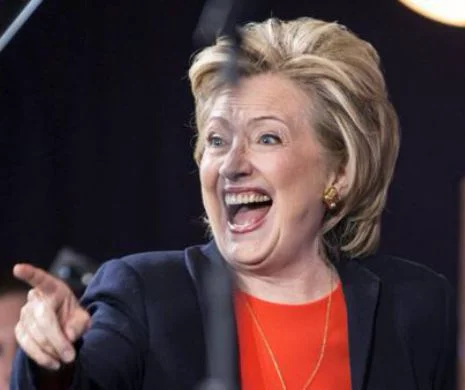 Doland Trump râde de Hillary Clinton care a început să latre în timpul unui discurs