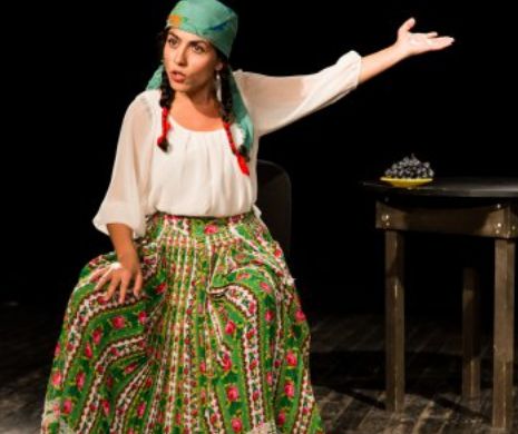 Femeile rome fac teatru la Muzeul Național de Artă