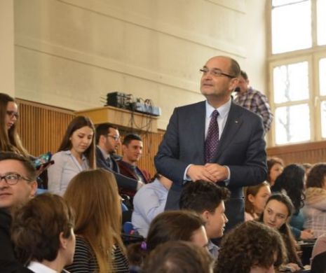 Ministrul Educaţiei Naţionale şi Cercetării Ştiinţifice, Adrian Curaj către elevi: Aveţi curaj să negociaţi