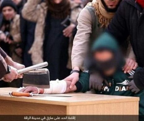 Momentul in care un „judecator ISIS” ii taie mana dreapta unui barbat acuzat de furt. Zeci de persoane au privit scena