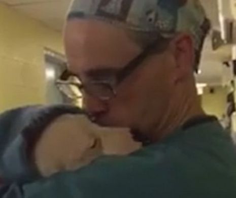 Momentul ÎNDUIOŞĂTOR în care un veterinar încearcă să liniştească un CĂŢELUŞ după o operaţie face SENZAŢIE pe internet | VIDEO