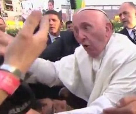 PAPA, furios pe un NEBUN care l-a tras de HAINĂ. Suveranul Pontif a căzut peste un om cu HANDICAP și a ZBIERAT la cel care a provocat incidentul | VIDEO
