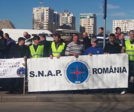 PROTEST în fața IPJ Brașov pentru susținerea polițistului-scriitor Marian Godină